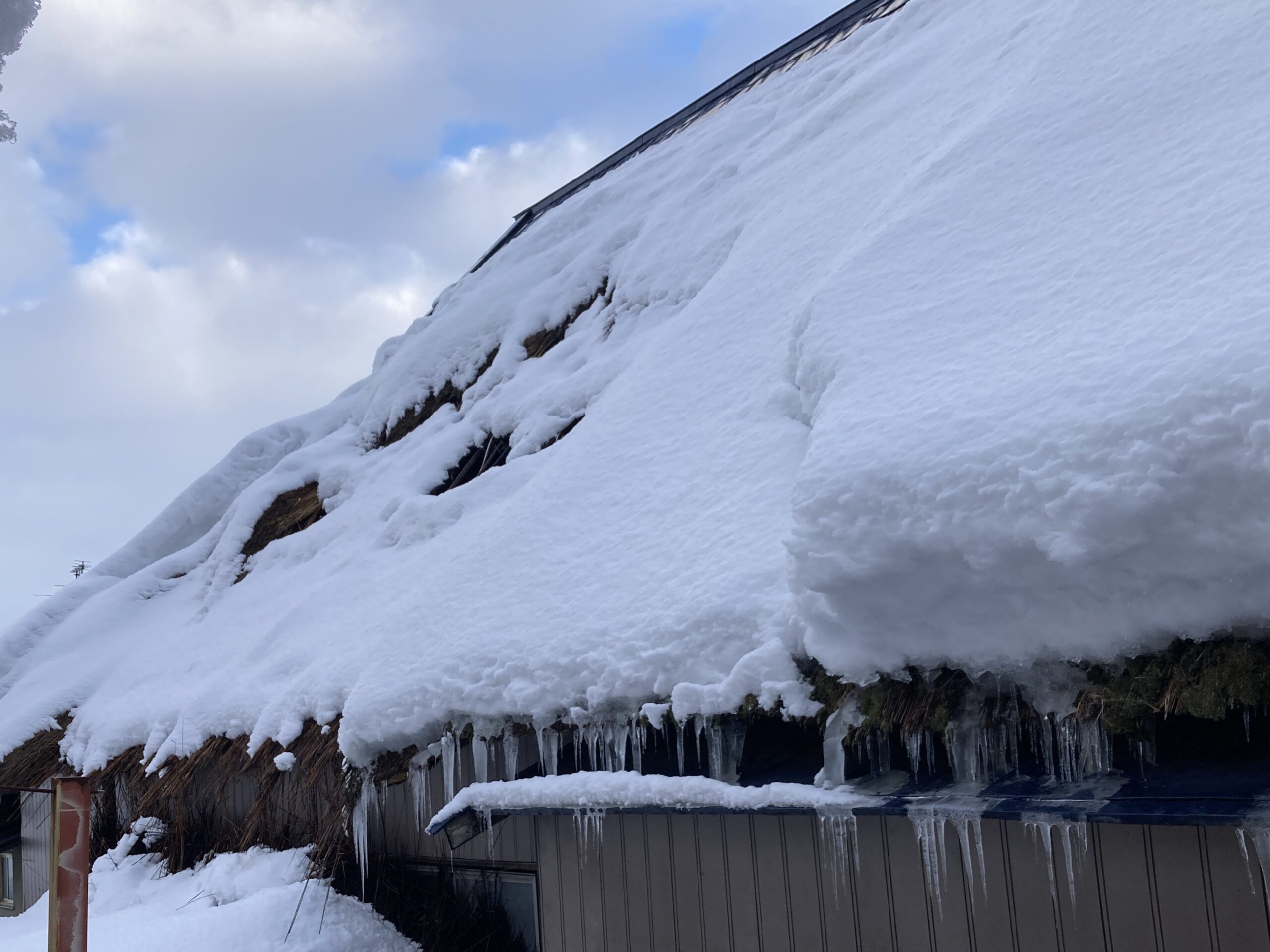 弘前市の屋根雪害。罹災証明を行い、持ち出し無しで解体工事としました。