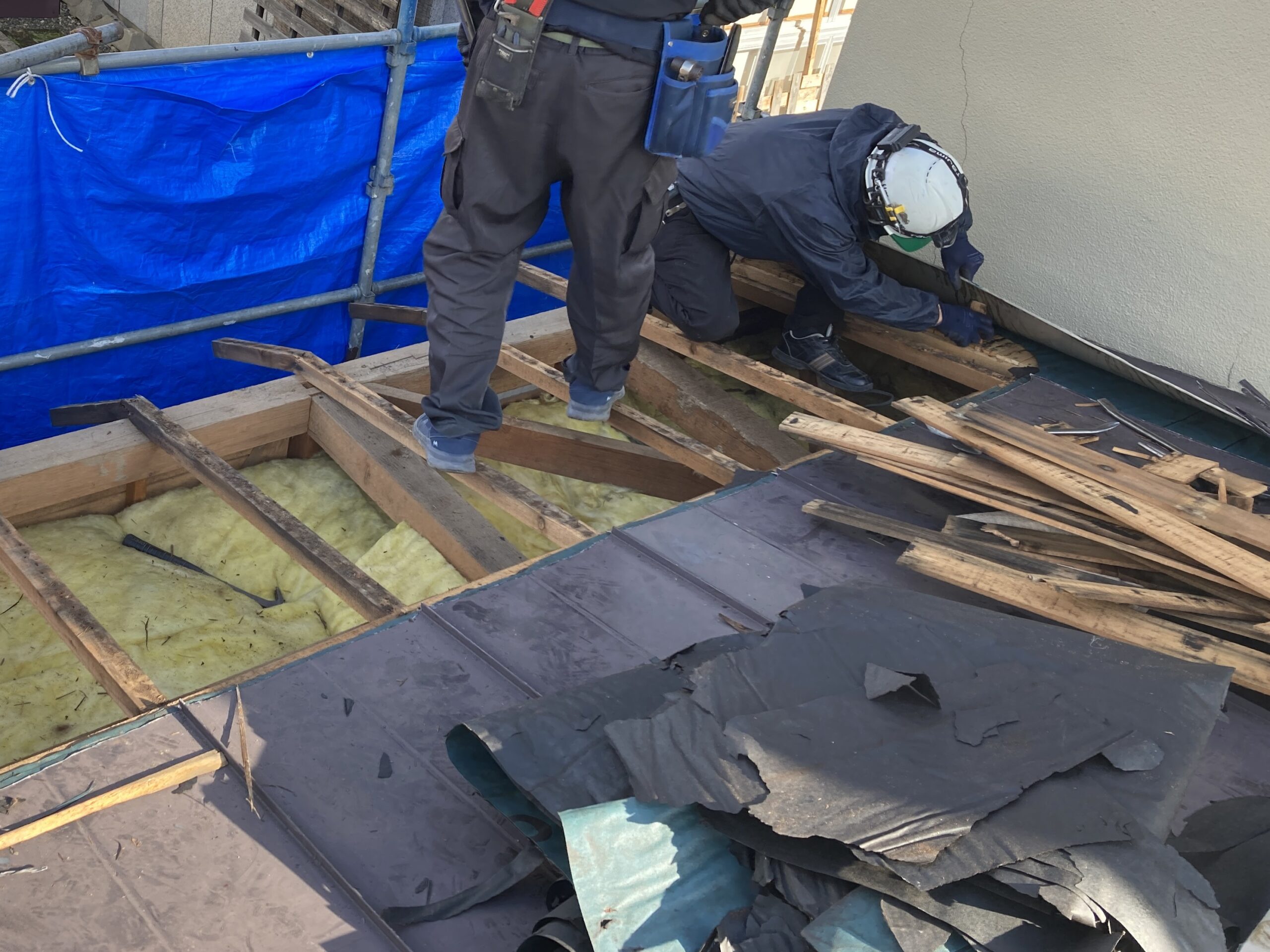 屋根雪害復旧工事の様子（解体）