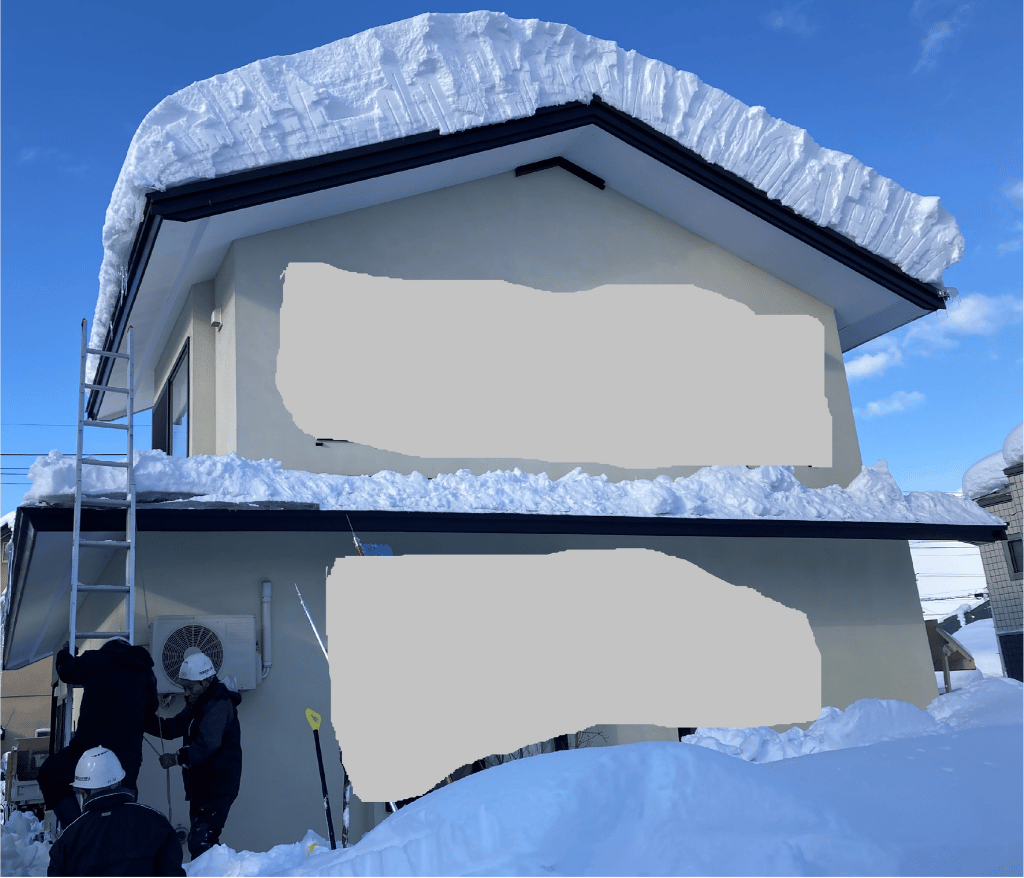 雪庇を除去した後の屋根（弘前市）